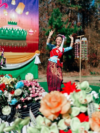 1.4K views · 22 reactions | Perfect Endding Scatter flowers #รำบายศรี Ep.2 โปรยดอกไม้ไหว้ย่อ Luck Na Schroyer Wipa #reels #คลิปสั้น #คนไทยในอเมริกา | ชาร์จ ศิริเทพ | Facebook