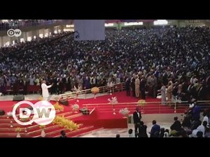 Nigerian megachurches draw in the faithful, and their cash | DW English