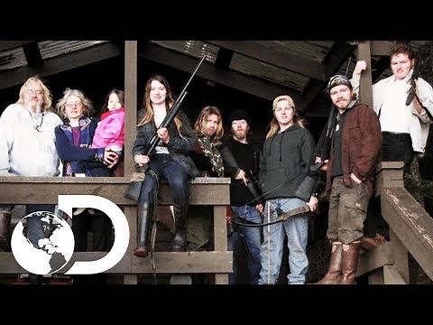 A far from traditional family | Alaska: Primitive Men | Discovery Latin America
