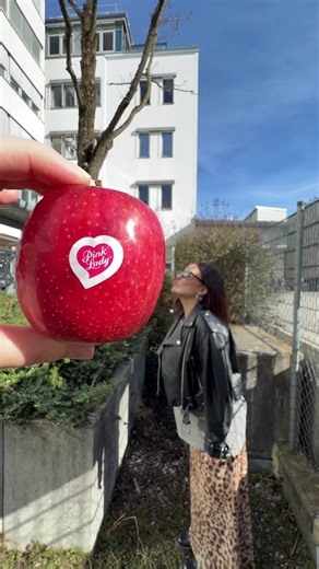 Alles eine Frage der Perspektive. Versuch es auch mal. 👀 Der Pink Lady® Apfel süß, knackig, saftig und aus jedem Winkel ein Highlight. 📸🍎