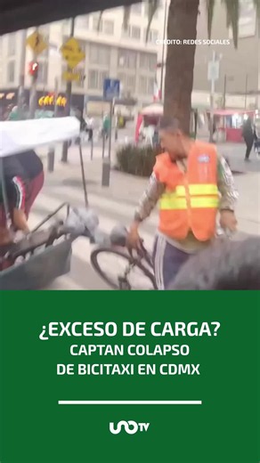 A través de redes sociales circula un video donde se observa un #bicitaxi colapsado, presuntamente a causa del sobrepeso ejercido por un grupo de aficionados que intentó abordar el vehículo para trasladarse por las calles de la #CDMX. Pese a que los pasajeros aparecen riendo en el video, la escena no causó gracia en redes sociales, donde los internautas advirtieron que lo que representa una divertida anécdota para unos, implica un fuerte daño al patrimonio y oportunidades laborales del conductor