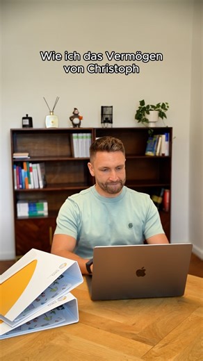 Philipp Flade on Instagram: "Viele denken immer noch, Vermögensaufbau hätte etwas mit Glück, Erbe oder „richtigen Kontakten“ zu tun. Hier ist die Wahrheit: Ohne Lottogewinn. Ohne dubiose Krypto-Glückstreffer. Ohne 120-Stunden-Wochen. Sondern mit System. Hier ist die Anleitung, die ich selbst genutzt habe – und die jeder umsetzen kann, der ernsthaft etwas ändern will: 1. Geld am Anfang weglegen – nicht am Ende. Wer wartet, was übrig bleibt, wird nie Vermögen aufbauen. Automatisierung war mein Gam