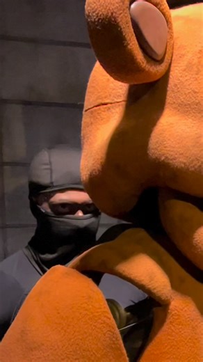 #outsideorlando WATCH: Halloween Horror Nights Puppeteer in Five Nights at Freddy's Haunted House at Universal Studios Hollywood's Halloween Horror Nights super focused on delivering a perfect performance. STORY: WATCH: Halloween Horror Nights Puppeteer Operate Freddy Fazbear in Five Nights at Freddy’s Haunted House at Universal Studios Hollywood LINK: https://orlandothemeparkzone.com/2025/10/11/watch-halloween-horror-nights-puppeteer-operate-freddy-fazbear-in-five-nights-at-freddys-haunted-hous