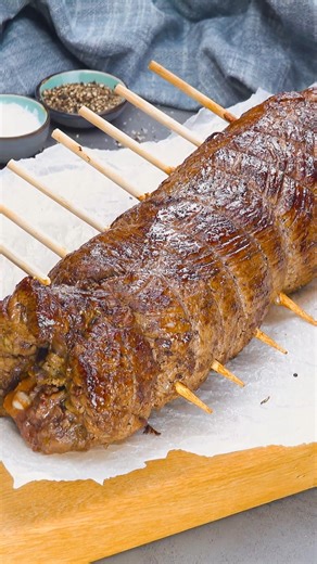 260K views · 1K reactions | Brochetas de rollos de ternera con puré de papas y pimientos 𣏕  Ingredientes: 1500 g de carne de ternera o bistec de lomo de res 2 ramitas de romero 2 ramitas de tomillo 2 dientes de ajo 1 cucharadita de sal gorda 1 cucharadita de pimienta gruesa 2 cucharadas de aceite de oliva 4 pimientos rojos 8 rebanadas de queso 800 g de puré de papas 4 huevos #rollosdeternera #riquísimo | Riquísimo | Facebook