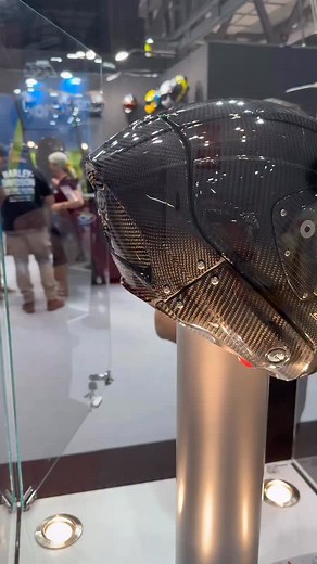 541K views · 27K reactions | EST-CE L’AVENIR ? 烙 Ce prototype de #casque de #moto de la marque @roofhelmetsofficiel pourrait bien changer les règles du jeu. 勞Il n’a pas de sangle de fixation : beaucoup plus facile à enfiler, moins de turbulences et un meilleur accès en cas d’urgence. Tu l’achèterais ? 勞 #eicma #roof | Motocard FR | Facebook