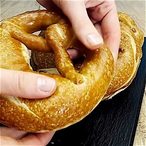 19K views · 34 reactions | Die Oktoberfest Saison ist vorbei, aber ihr sehnt euch nach den leckeren Brezeln? Kein Problem! Wir haben für euch ein Rezept, mit dem ihr die Brezeln kinderleicht zu Hause selbst machen könnt. https://goo.gl/f1nEAD ☀️ | Eltern.de | Facebook