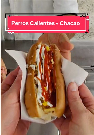 Perros Camientes en Chacao Cuantas veces pasamos frente al mismo lugar, una y otra vez , y hemos visto algo que nos llama la atención, pero no hemos tenido la oportunidad de pararnos y probar … En esta oportunidad, si me estacioné y descubrí unos excelentes perros calientes, a un súper precio ( hoy 21/05/26) están a 850 Bs / 1,6$ (aproximadamente) en pleno corazón de Chacao, detrás del mercado. Si pasan cerca los invito que los pruebe, una esquina con mucho tráfico, buena atención y buenos perro