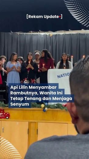 RekamUpdate on Instagram: "Api lilin menyambar rambut seorang wanita dan terekam kamera. Situasi ini terlihat berbahaya, tetapi respons yang muncul justru di luar dugaan. Wanita tersebut tetap tersenyum dan bergerak cepat memadamkan api dengan tangannya sendiri. Tidak ada kepanikan. Tidak ada teriakan. Gerakannya singkat dan tepat. Dalam beberapa detik, api hilang dan kondisi kembali aman. Video ini lalu menyebar luas dan memicu banyak komentar positif. Kejadian ini menunjukkan pentingnya pengen