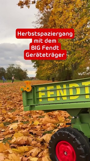 Wenn der Herbst ruft, rollt der Fendt an! 💪 Mit dem coolen Geräteträger wird jedes Kind zum Ernte-Champion. 🌾 Laub sammeln, Kastanien laden oder Drachen steigen lassen – alles ist möglich! 🍏💨 Ein Mix aus Spaß, Bewegung und Fendt Power sorgt für echte Outdoor-Abenteuer. 🍁 So macht der Herbst doppelt Spaß! 💚🧡 Entdecke das BIG Fendt Bundle hier: 👉 https://monkeylink.co/f8846a #BIGCommunity #BIG #BobbyCar #Fendt #FendtPower #Herbstzeit #Kindertraktor | BIG-BOBBY-CAR