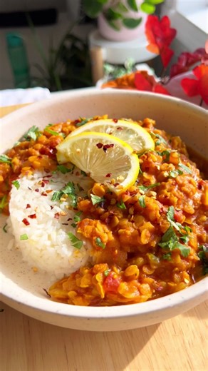 creamy coconut lentil curry 🍛 recipe is on my blog kennascooks.com 🧡 #easyrecipe #lentilcurry #healthyrecipes #30minutemeals #comfortfood #fyp