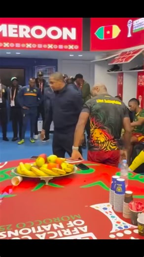 Eric S Bannav on Instagram: "Samuel Eto’o et le micromanagement : parlons-en sérieusement. Si les joeurs ont vu, vécu ou subi des injustices sur le terrian, pourquoi ne pas parler ? À chaque entrée dans le vestiaire, sa communication sonne étrange, presque intimidante. La vérité, c’est que ceux qui ouvrent la bouche savent qu’ils ne seront plus rappelés. Et s’ils sont talentueux ? Tant pis. Le talent ne protège plus quand le système préfère le contrôle au mérite. Ironique quand on pense au joueu