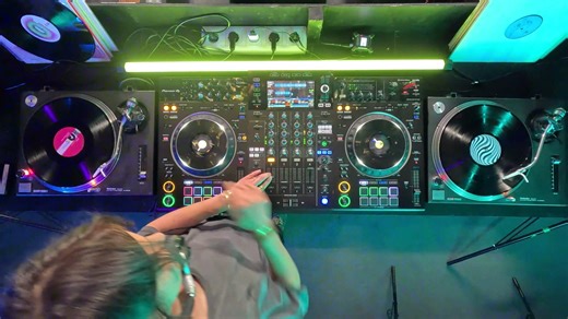 LABAS – labiausiai už tave. 💛 Mes tikime šiuo šūkiu ir palaikome visus, kurie kuria prasmingus, naudingus ir įdomius dalykus. 🙌 Šią vasarą savo palaikymą ir reklamos eterį skiriame Lukiškių kalėjimas 2.0 vykstančiai reivo istorijos parodai „Rave Nation“. 🎧 Padėjome jai ne tik su turiniu, bet ir prisidėjome prie kelių legendinių DJ pasirodymų organizavimo. 🔥 Šiame vaizdo įraše matai vieną iš jų – prie pulto DJ A. 🎶 Patiko? Patiks ir pati pati paroda: 👉https://lnm.lt/renginiai/paroda-rave-na