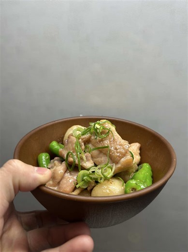 里芋と鶏肉の照り焼き 材料 ・里芋500g ・鳥もも肉2枚 ・ししとう1パック ・醤油大さじ4 ・にんにく小さじ1/2 ・料理酒大さじ2 ・みりん大さじ2 ・砂糖小さじ2 ・お好みでネギ、七味 ・オイスターソース大さじ1 _______________________________________________ #里芋 #里芋レシピ #業務スーパーレシピ #アレンジレシピ #業務スーパー