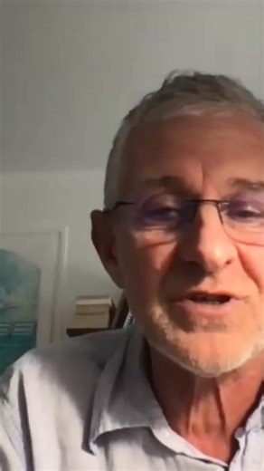 🙌🏻 La base de l'ostéopathie : "Seuls les tissus savent" ➡️ Notre auteur Frédéric Teste Fred Teste rappelle joliment que l'ostéopathe ne sait pas grand-chose, il est juste là pour interroger les tissus, leur demander des informations pour essayer de les aider. Les corps de ses patients lui disent des choses, et il les croit ✨ Dans son livre 📘 (L'Ostéopathie au-delà de la matière), il parle justement de communication tissulaire, l'illustre de nombreux cas de patients, et c'est passionnant 🤎 Av