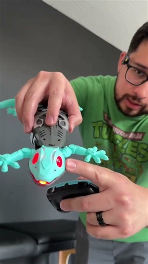 Wall climbing lizard toy 🤯