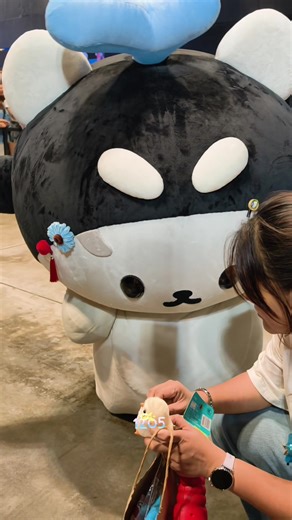 คอมพลีทมาก ยัยซังเล่นลูกเจี๊ยบเรา🥹🩷 ร้องต็อกๆๆๆ🥹🫶 แล้วรับล็อบสเตอร์ไปก็พยายามเล่น แต่ที่จับเล็กไป ขอบคุณแม่นมพี่นิวนะคะที่เรียกหลานให้กลับมาเล่นเจี๊ยบๆ🥹🩷 วันนี้พกของเล่นมาเยอะมาก เทรดปืนฉีดน้ำให้เพื่อนข้างๆไปด้วย POLCASAN JOYFUL FNV D4 #GMMTVFANIVAL2026 #POLCASAN #ยัยซัง #โพก้าซัง