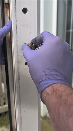 How to replace a uPVC door handle and barrel