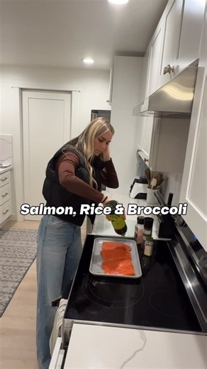 Christa Treat / Flight Attendant ✈️ / NonTox Bestie❤️ on Instagram: "I’m curious to know what your Go To Meal is? Ours is typically salmon rice and broccoli. I have so much salmon in my freezer from Alaska, it’s just a quick and easy meal for Me. What’s your go to meal???"