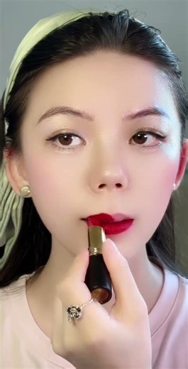 掌握唇形：你的终极化妆入门指南