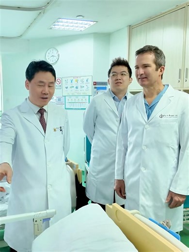 A French surgical team visited a hospital in south China's Guangzhou to observe advanced robotic surgery techniques. | China Xinhua Sci-Tech