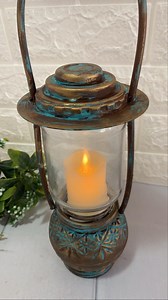 15M views · 171K reactions | IDÉIA LANTERNA RETRÔ Materiais usados: 2 potes de sobremesa, pote de conserva, 1 cd , tampas de tamanho variado, mangueira de bebedor ou arame flexivel, 4 argolas acrilicas, primer, tintas acrilicas foscas, marrom escuro, grafite, cenoura, turquesa, pasta patina cobre, cola tudo tekbond. | Diy com Vivi | Facebook