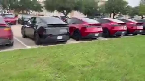 🤖 30+ Tesla Robotaxis staged at Houston home base before a single unsupervised fare runs.• Austin launched with 13 active units on day 1• Houston base shows 30+ pre-positioned - more than 2x Austin's opening fleet size• Dallas + Houston both opened unsupervised from day 1, no supervised ramp phaseTesla isn't testing demand in Houston. The playbook is proven and the fleet is already there.