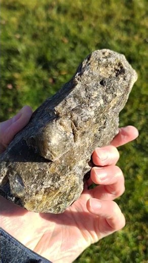 Labradorit polobrus 689 g Madagaskar - ŠTÍT