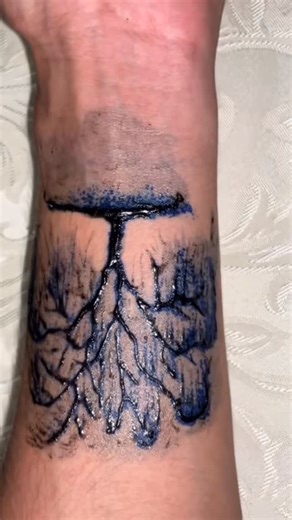 A temporary Jagua tattoo is a natural form of body art made from the juice or powder of the Genipa americana fruit. When applied to the skin, it leaves a dark blue-black stain that can last about 1-2 weeks. Unlike permanent tattoos, it does not use needles or ink; instead, the pigment naturally reacts with the skin’s top layer. Jagua tattoos are safe, plant-based, and often used as an alternative to henna for realistic, tattoo-like designs. #tattoos #tatuaje | Enamorautemporarytattoos