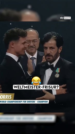 Stell dir vor, du darfst deinen ersten WM-Pokal auf der FIA-Gala entgegennehmen und der FIA-Präsident zerstört dir als allererstes die Frisur... 🥺 Immerhin blieb Norris dadurch die Strafe für das Benutzen des "F-Worts" erspart. 😂 | Sky Sport Formel 1