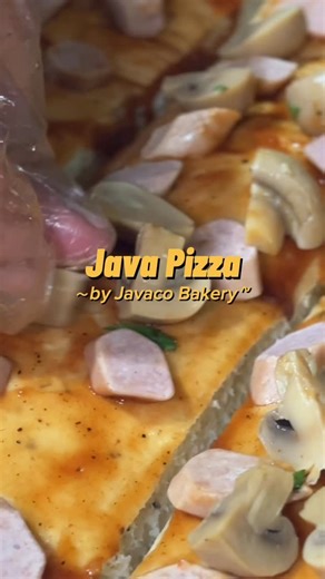 javaco bakery on Instagram: "Java Pizza Dari Javaco yang berhasil bikin Nagiih! Pantes aja banyak yang nyari dan nungguin ternyata rasanya emang se ennak itu dong🤩😋 #pizza #javacobakeryandcakeshop #viralvideos"