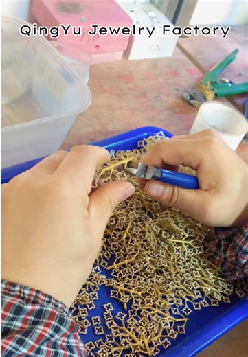 Expert Jewelry Making: Crafting Accessories with Care