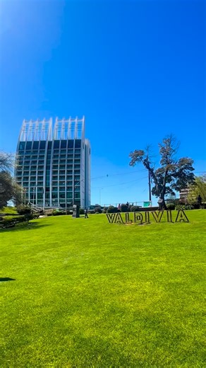 Tour Valdivia desde Villarrica y Pucón – Full Day Mágico e Histórico Jueves 20 de Noviembre / Salida confirmada ¡Te esperamos! #villarricatour ¡Más que un tour, una experiencia inolvidable! Incluye; - Mirador Los Cisnes, letras de VALDIVIA - Visita Mercado Fluvial / Vista hacia lobos marinos - Navegación de 45 minutos aprox., por sus principales ríos - Fuerte de Niebla y Museo histórico - Cervecería Kunstmann (tiempo para comprar souvenirs) - Costanera playa Los Molinos - Ticket de navegación y 