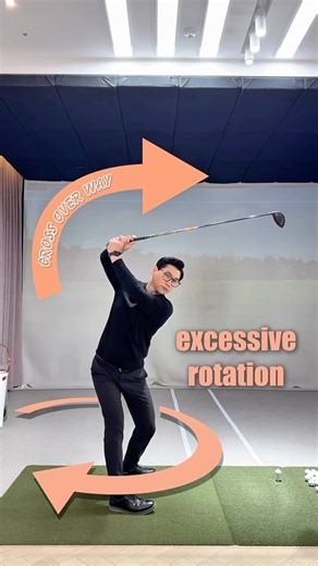 김현우 프로 on Instagram: "💊 Lesson Summary 💊 다운스윙에서 무릎만 사용하기보다는 골반 힌지를 이용해 에너지를 모아보세요. 무릎만 굽히고 펴면 상체가 뒤로 물러나며 몸이 서는 문제가 생깁니다. 골반 힌지를 접어주면 상체가 지면과 가까워지고 일관성과 방향성이 좋아집니다. In the downswing, don’t rely on your knees alone. Use a proper hip hinge to store energy. If you only bend and extend your knees, your upper body falls back and you stand up. Folding the hips brings your body closer to the ground, creating better consistency and direction. 在下桿時， 不要只用膝蓋。 試著利用髖關節的前傾來儲存能量。 只彎曲伸直膝蓋， 上半身會後仰、身體站起來