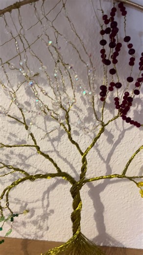 Lebensbaum mit Farben von den Geburtssteine von November (gelb) Oktober (weiß) Januar (rot) August (grün) #lebensbaum #geburtssteine #farben #baum