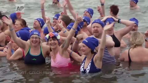 Polar swimmers in Czech Republic set new world record for largest polar bear dip