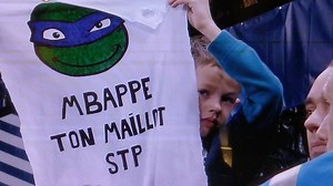 Il en tremble ! L'émotion de ce petit qui récupère le maillot de Kylian Mbappé... 😍😍😍 | Maxifoot - Actu foot et mercato