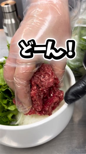 Aya🇰🇷✈︎✨韓国情報✈️|韓国カフェ🍰|韓国コスメ💄|子連れ韓国旅行🍼 on Instagram: "\🇰🇷狎鴎亭でバズってる、ユッケビビンバもスユクも美味しい！お店はココ！💗/ “ユッケが絶品”って聞いて行ってきたら… やっぱり大正解！🥹✨ 今回は特別にキッチンに潜入させていただきました🙏 ユッケビビンバ。 これ…ほんとに食べる前から美味しいのがわかる！ 混ぜるたびに甘みと旨みが広がって、箸が止まらなーい❣️ スユクは、地元の方にも大人気ということで注文してみましたが、柔らかくてタレにつけると絶品😋‼️ しかも朝6時から営業してるから、 “朝ごはんユッケ”という贅沢すぎる楽しみ方もできちゃう😮‍💨✨ ひとり利用も大歓迎だし、狎鴎亭駅からすぐでアクセスも良し‼️サクッと行けるのも嬉しいポイント😋💕 📍 ヤンヤンチプ 押鴎亭店 ソウル特別市 江南区 新沙洞 609 押鴎亭駅 3番出口から徒歩1分 平日 6:00〜22:30／土日 6:00〜22:00 @yangyangzip_official PR #韓国グルメ"