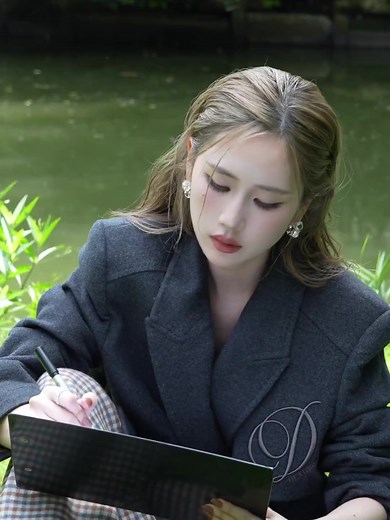 251122 - Beatxl update Weibo Janeyeh # Trang bìa solo đầu tiên của Diệp Chỉ Dư Thu vàng vừa đẹp, vạn vật lặng yên. Khoảnh khắc gió nổi lên, chiếc lá rơi xuống cũng mang theo một lá thư. Câu chuyện bắt đầu… từ giây đầu tiên trái tim rung động. 🎬 【Diệp Chỉ Dư: Một chiếc lá thư tình 】 sẽ chính thức lên sóng vào 13:14 ngày 24/11. #一葉情書 #beatxl的朋友葉芷妤 #泰劇設計愛情 #beatxl封面人物 #jane葉芷妤 #janeeyeh #เจนเย่ | KaojaneJanekao Vietnam FC