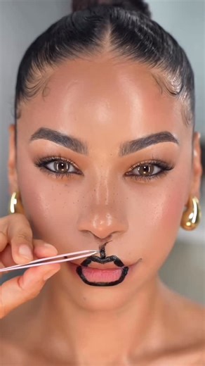 L U C A S R O D G E R S on Instagram: "Full Lips Hack?! 🫦 would you try it?? 👀 - using: @sacheubeauty peel off lip stain - cc: @velabeauty #beautyhacks #beautytips #makeup #lipstain #makeuptutorial"
