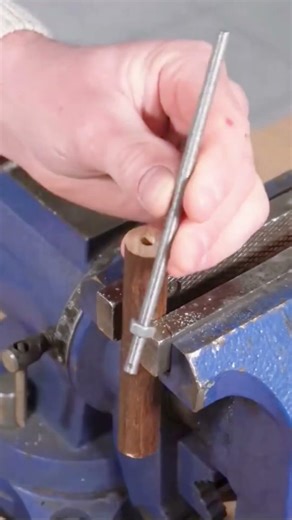 This is a technique for making threaded holes in wood #technique #threaded #holes #wood