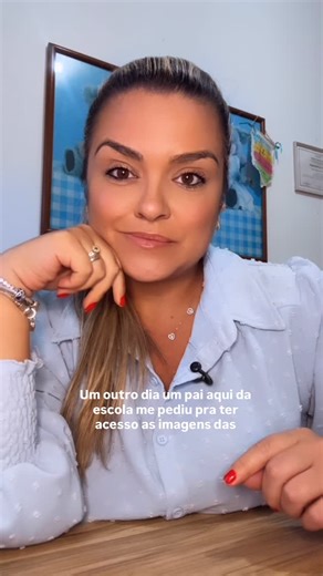 KARINA CARDOSO | Gestão Escolar on Instagram: "Quando uma mordida acontece, o impulso de querer “ver o que houve” é natural afinal, somos pais e queremos proteger nossos filhos. Mas na escola, as câmeras são ferramentas de segurança, não de vigilância pedagógica. As situações entre crianças pequenas exigem olhar mediador, empatia e escuta, não replay de imagem. Olhar do professor mediador aquele que acolhe, observa e transforma o acontecimento em aprendizado. E acredite: a escola também se chate