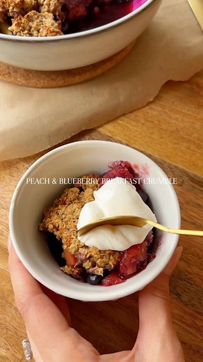 Peach and Blueberry Breakfast Crumble! This is the most delicious breakfast. It tastes EXACTLY like a traditional crumble and is a way to absolutely elevate your morning. You could add protein powder to the crumble too if you fancied the extra protein. Full deets below Ingredients Serves 2 2/3 cup oats 1/4 cup ground almonds 1/8 cup peanut butter 1/8 cup maple syrup 1/8 cup chopped walnuts (or any chopped nuts) 1 ripe banana 2 peaches 1 cup blueberries 1/2 tsp vanilla extract 1/8 tsp cinnamon po