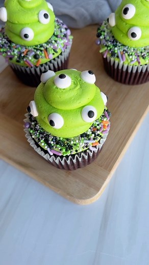 26K views · 331 reactions | Spooky Halloween cupcakes! #cupcake #cupcakes #halloween #halloweencupcakes | Cake Me Home Tonight | Facebook