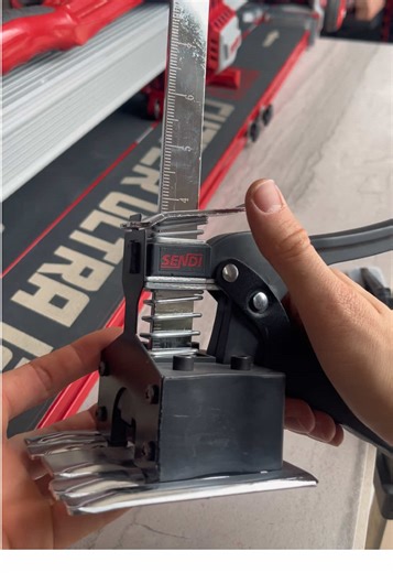 🇬🇧🇫🇷🇩🇪 👇🏼✅ SENDI LIFTER (2 pcs) — manual lifting & positioning tool. • Lifting height: **up to 17 cm** • Load capacity: **up to 120 kg** • Nylon steel construction for strength • Easy adjustment for tiles, glass, frames & panels • Improves precision and reduces physical strain 🦾 ————————————— 🇫🇷 SENDI LIFTER (2 pcs) — outil manuel de levage et de positionnement. • Hauteur de levage : **jusqu’à 17 cm** • Capacité de charge : **jusqu’à 120 kg** • Construction nylon acier pour solidité •