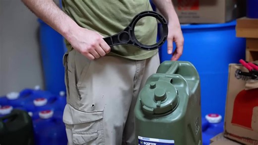 Emergency drinking water supply system for extended grid-down scenarios