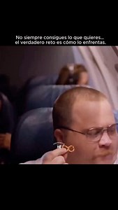 La vida no siempre se dobla a tus planes. A veces te quita algo, te detiene o te pone frente a un muro, solo para ver si sigues creyendo en ti cuando nada sale como esperabas. Porque crecer no es ganar siempre. Es resistir sin volverte amargo, caer sin perder la fe, y aceptar sin rendirte. No se trata de tenerlo todo, sino de mantenerte firme cuando parece que lo estás perdiendo todo. Ahí es donde se mide la verdadera fortaleza. 🎥 Sígueme en @mindelevup para más mensajes que te despiertan la me