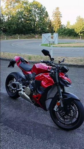 Die neue Ducati Streetfighter V4 bringt atemberaubende 214 PS aus dem 1.103 cm³ V4 auf die Straße –