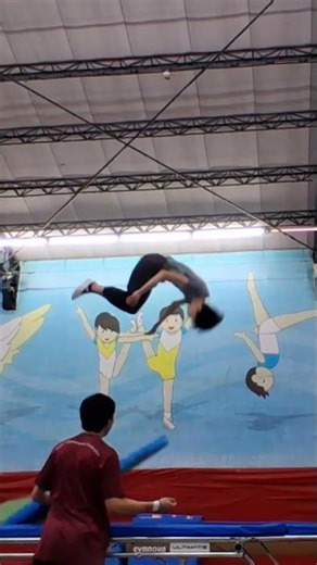 Trampoline Tuck 1 3/4 Front to Bounce-Roll connection #trampoline #gymnasticflips #trampolinejump