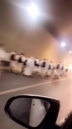 Hajj day 1: "Groups of hujjaj walk toward Mina" #hajj | Inside the Haramain