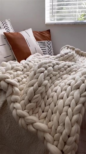 Arm Knitting: Easy Steps for a Cozy Wool Blanket